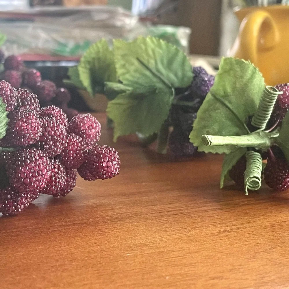 **VINTAGE** Pier 1 Imports Beaded Grape Cluster Napkin Ring Set -Lot Of 6 -Fruit